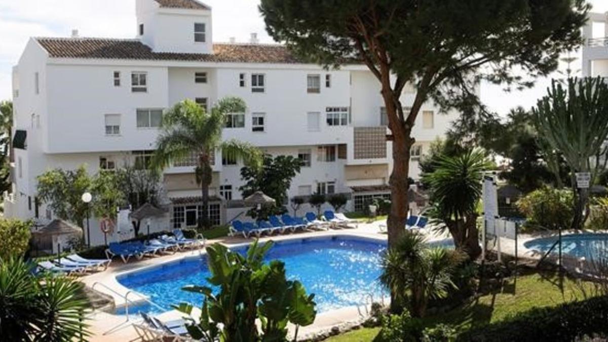 Vista de la piscina donde ayer un hombre de nacionalidad britanica y dos de sus hijos menores de edad fallecieron ahogados en la urbanizacion Club La Costa de Mijas (Málaga).