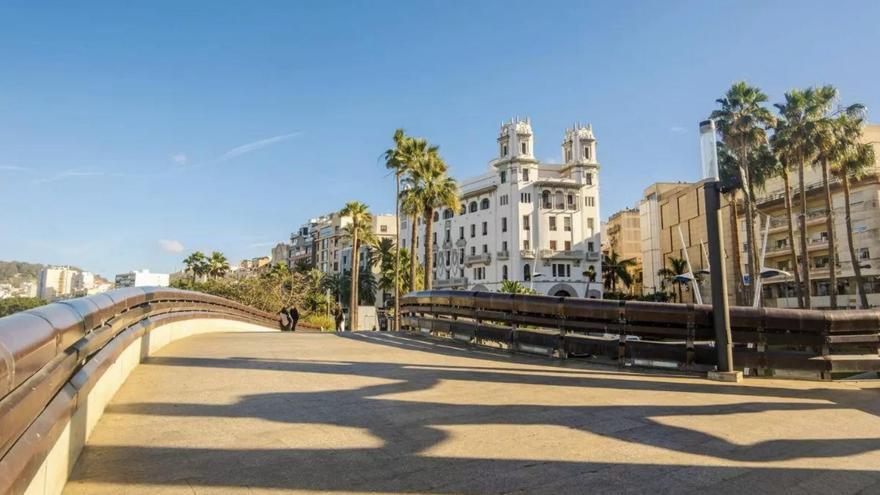 El mejor clima de España cuando llega el invierno está en esta ciudad única en el mundo: tiene playa, edificios históricos y casi nadie la conoce
