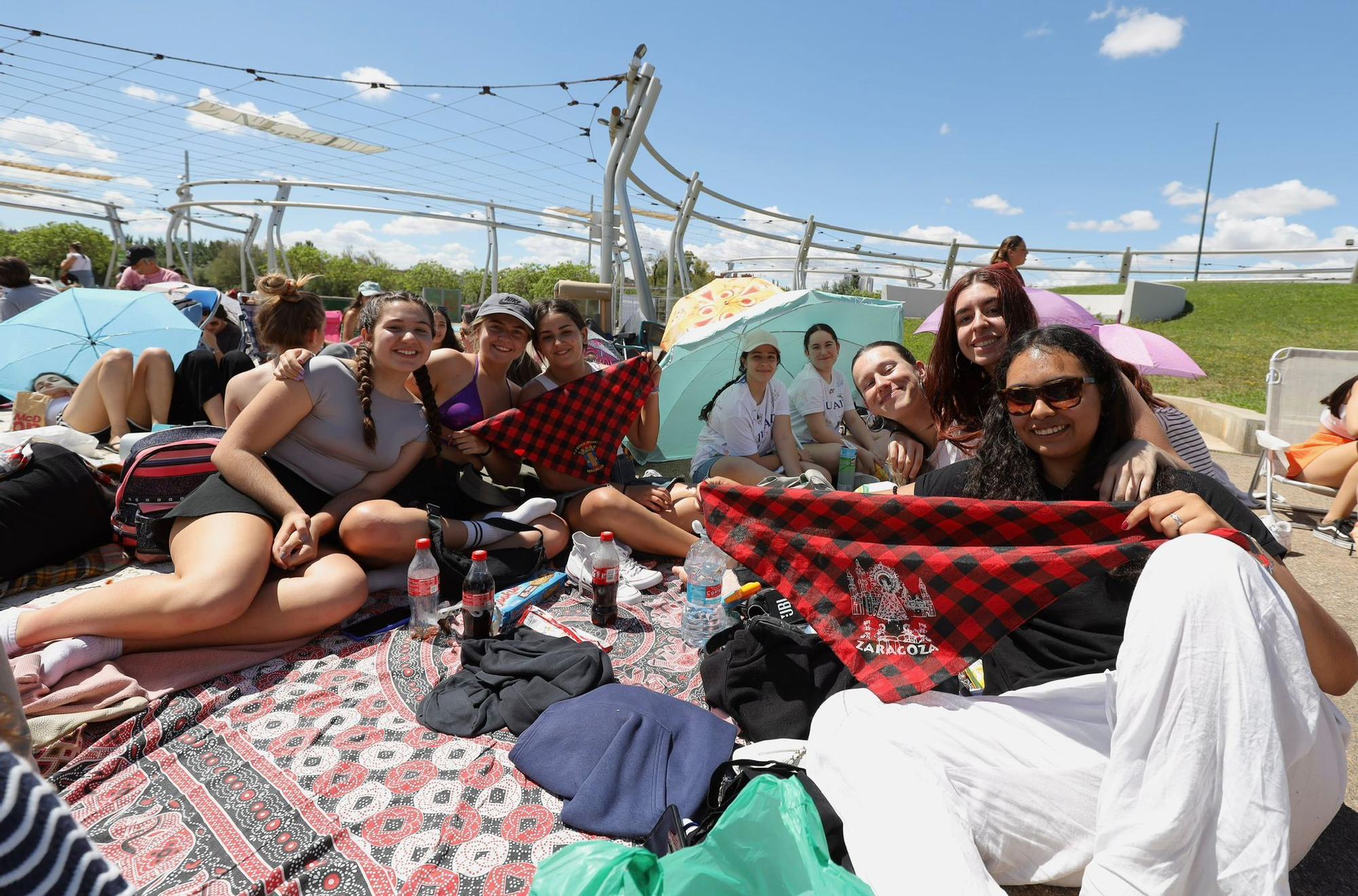 En imágenes | Los fans de Operación Triunfo invaden la Expo horas antes del concierto