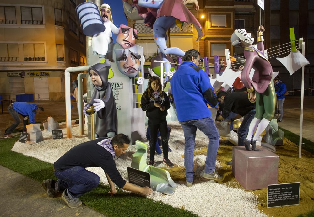 Trabajo en equipo al estilo fallero en la Plantà de las fallas de Sagunt