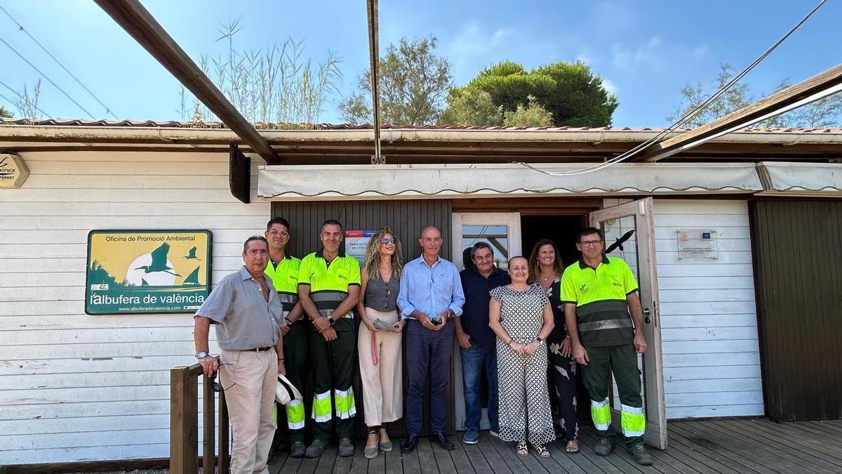 Al encuentro asistieron Virginia Garrigues, José Vicente Gosálbez y Amparo Pérez, acompañados de técnicos y operarios.
