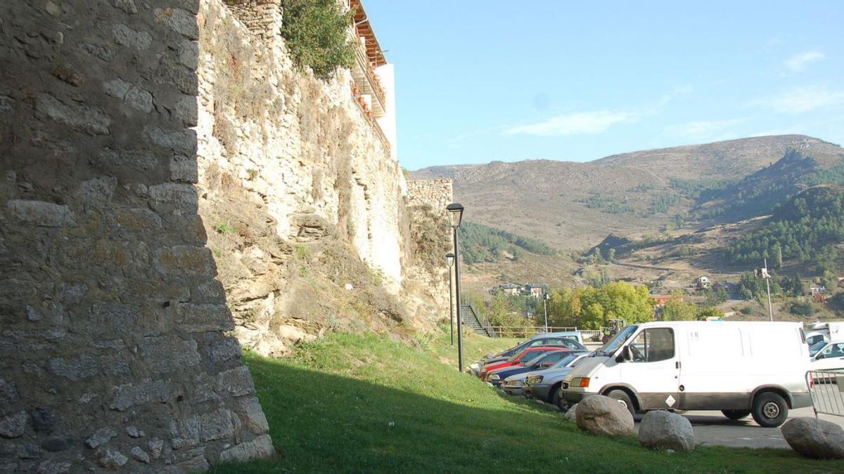 La muralla en una imatge anterior a la construcció de l’ascensor i la remodelació actual | MIQUELSPA