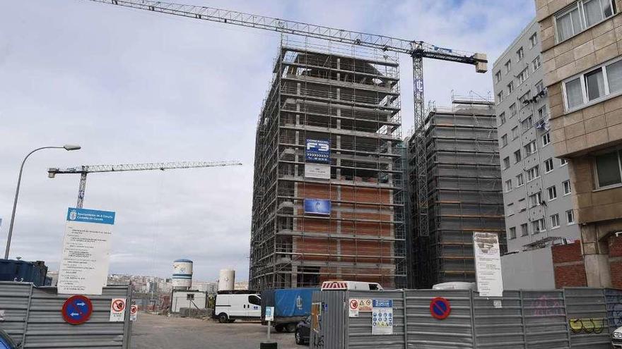 Un edificio en construcción, en la ciudad de A Coruña. // V.Echave