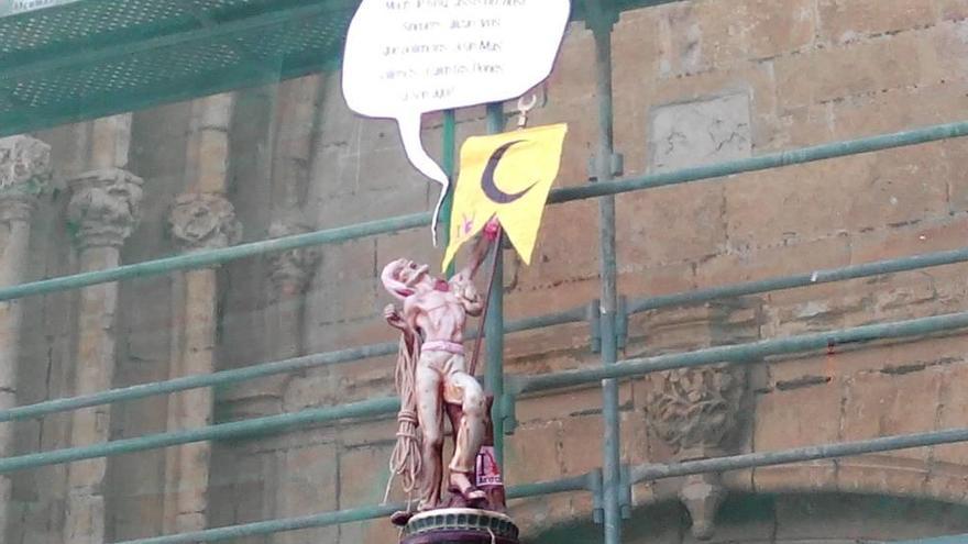 El portal de la iglesia está presidido por un pirata que llama a la rebelión a los &#039;sineuers&#039;.