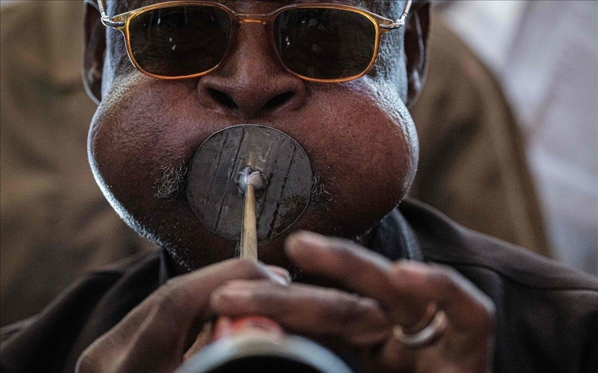 Un sudanés toca un instrumento musical local antes de una reunión con Mohamed Hamdan Dagalo, también conocido como subjefe de Himediti del gobernante de Sudán TMC y comandante de los paramilitares de RSF en la capital Jartum