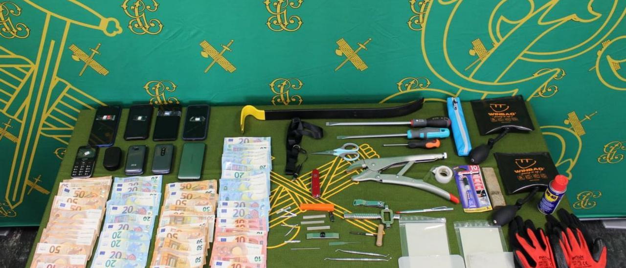 Dinero y material incautado por la Guardia Civil de Oviedo. | G. C.