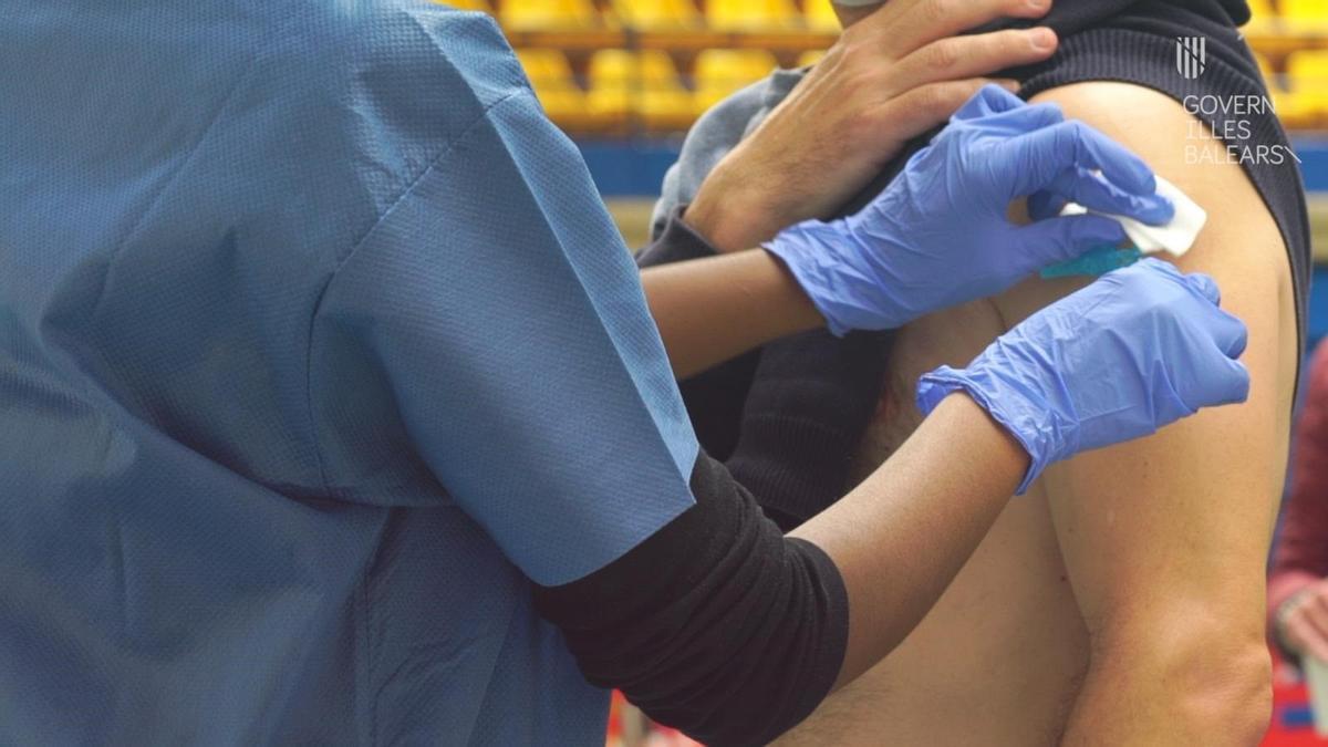 Un sanitario administra una vacuna de la COVID-19 en Baleares.