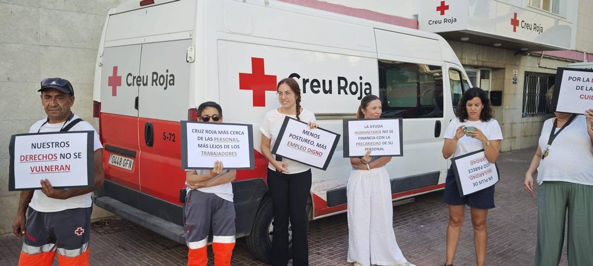 Trabajadores de la Cruz Roja reclaman sus derechos durante la manifestación