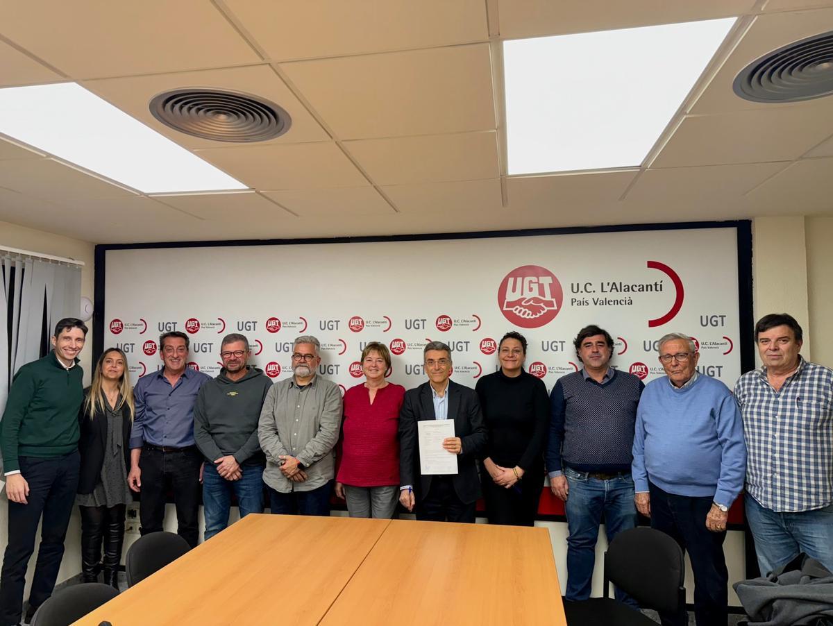 Los participantes en la firma del convenio del transporte.