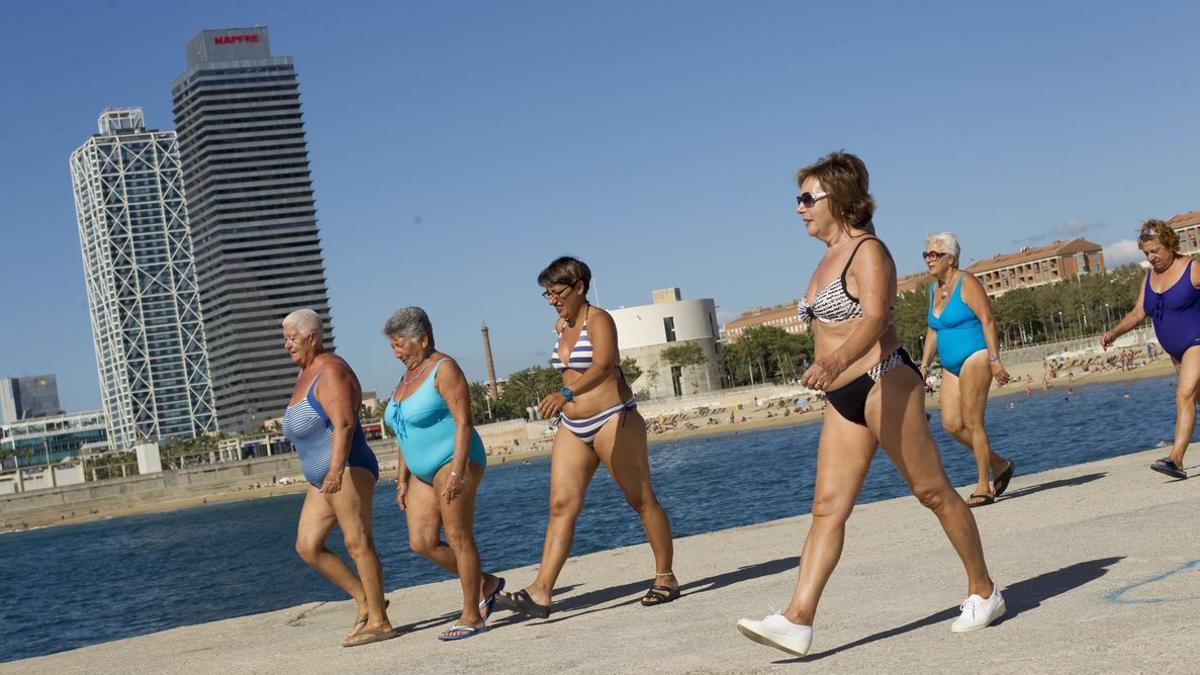 Un grupo de mujeres hace deporte entre las playas de Nova Icaria y Bogatell, en Barcelona.