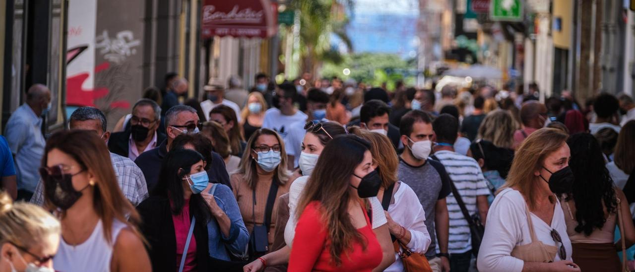 Aspecto de una céntrica calle de Santa Cruz de Tenerife hoy domingo.