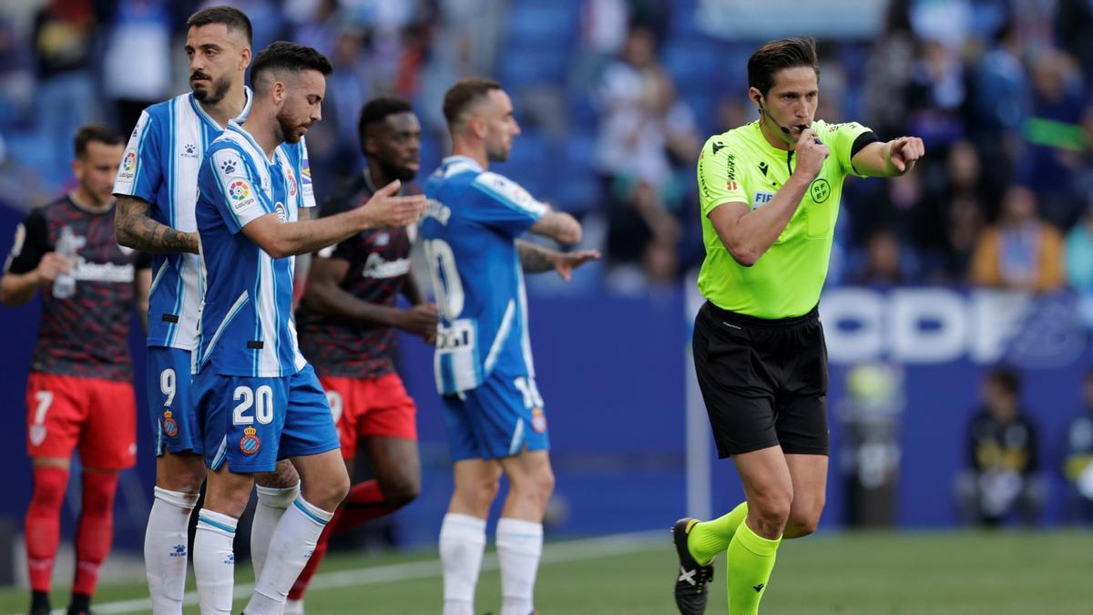 Munuera Montero anula el gol de Braithwaite en el último minuto de la primera mitad por mano previa de Joselu.