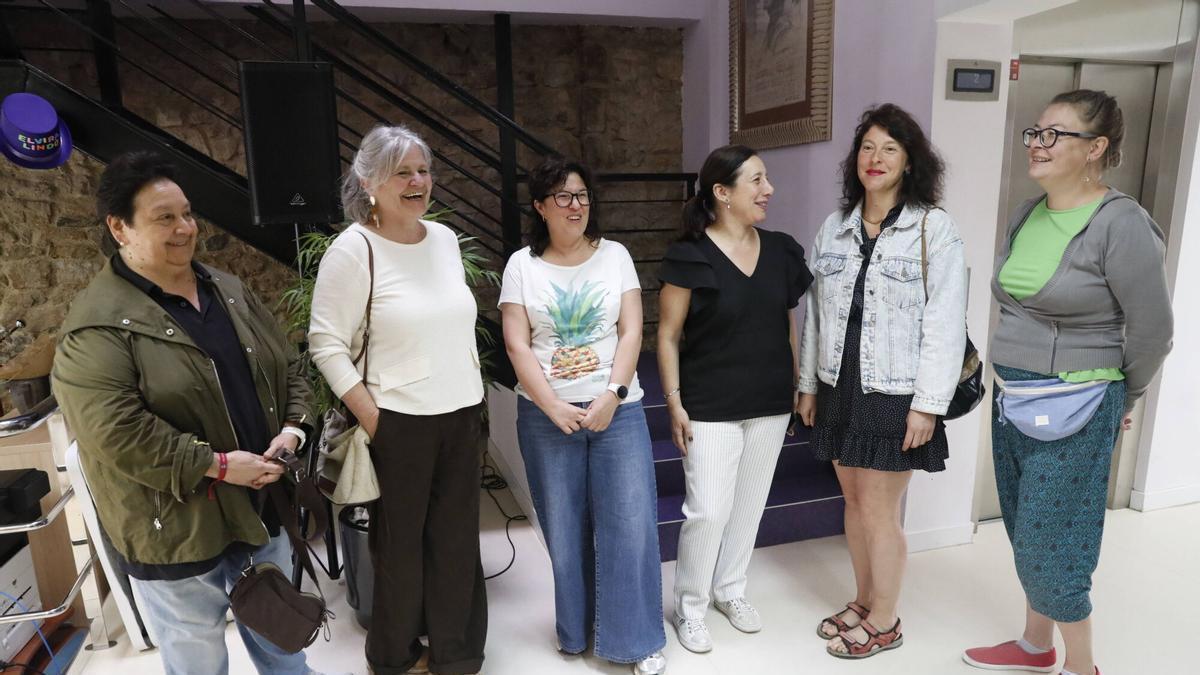 Por la izquierda, Montse Álvarez, Concha Cartón, Lucía Fernández Ron, Marta Elena García, Vita Romachevska y Ekaterina Nikonova, este martes en la Casa de las Mujeres.