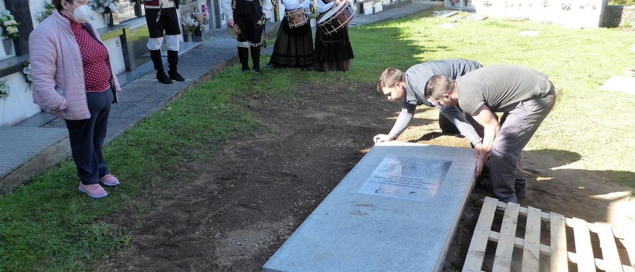 Lucía Vidal, vecina de Fervenzas, ayer en el cementerio viendo la sepultura de los restos.   | // I.R.