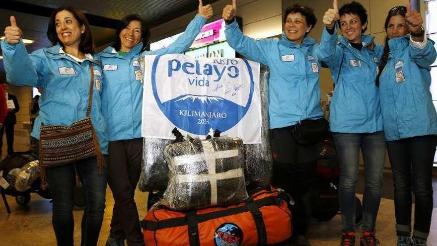 Las cinco mujeres, a su llegada al aeropuerto de Madrid, con Araceli Oubiña Cacabelos en el centro. // FdV