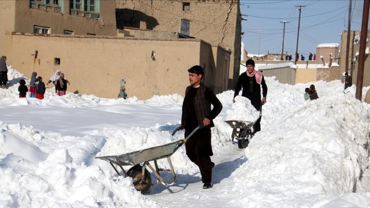 Vecinos de Ghazni retiran nieve