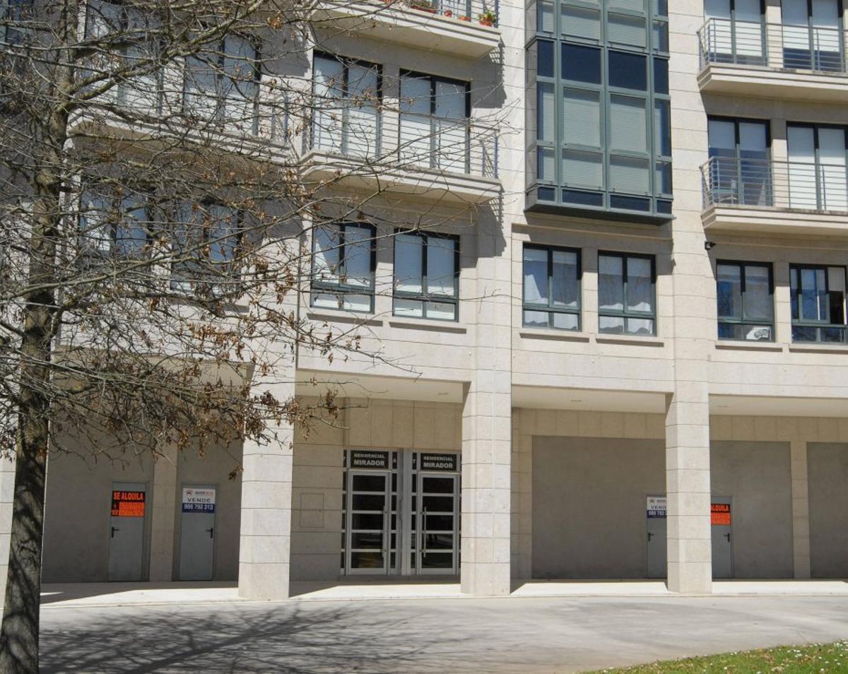 Bajo del edificio, en el número 7 de la Praza de Galicia, donde irá el centro. | BERNABÉ/JAVIER LALÍN