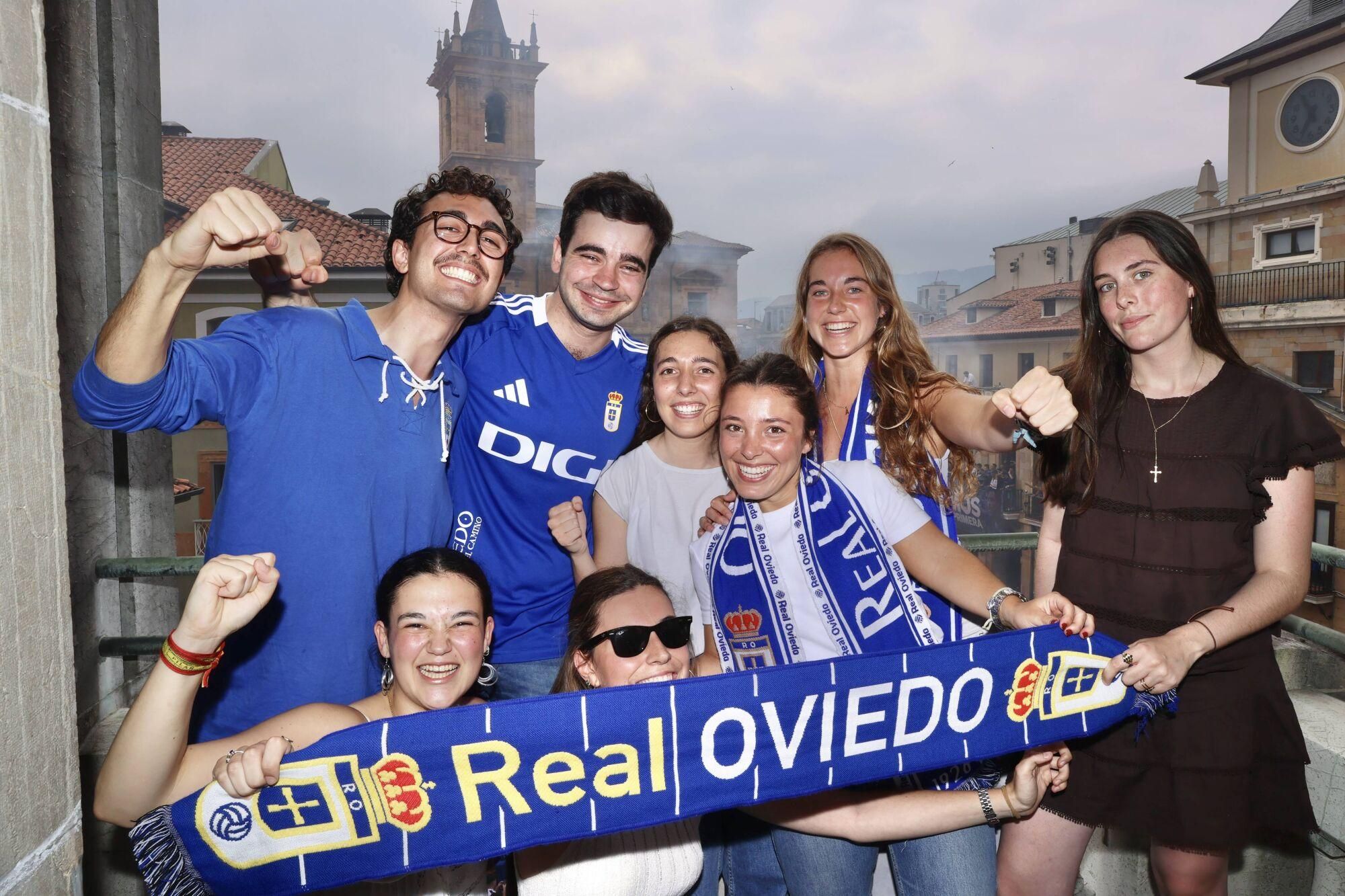 Locura azul en las calles de Oviedo para celebrar el ascenso del equipo a Primera División