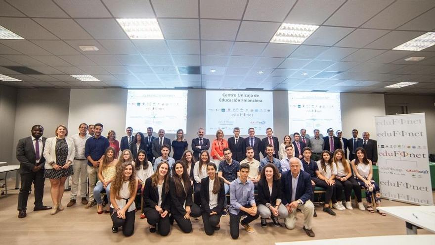 La foto de los premiados junto a los representantes de Edufinet y de Unicaja.