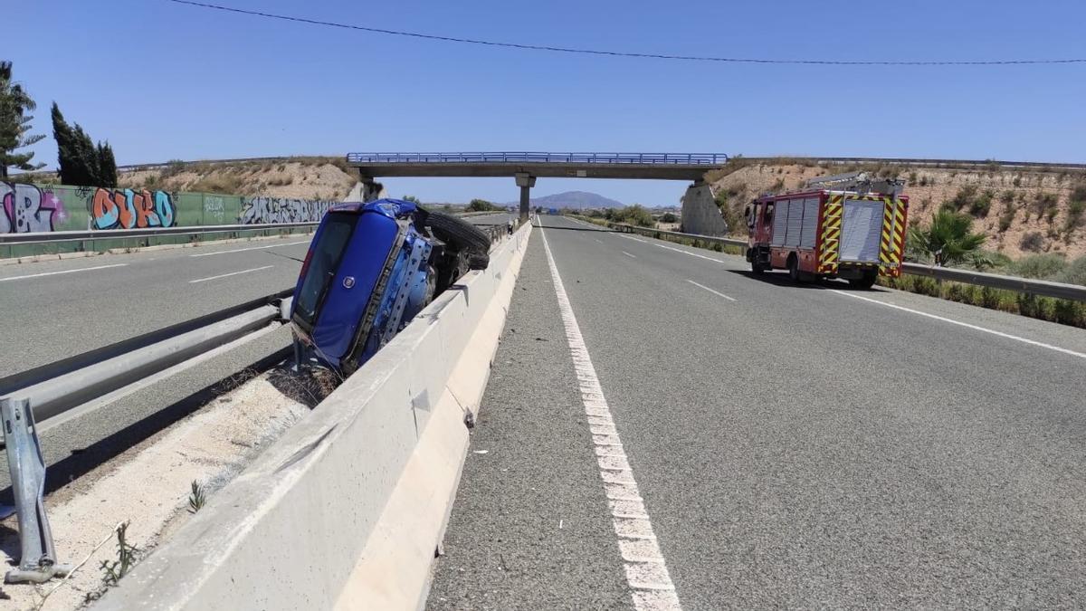 Estado del vehículo después del accidente en Totana.