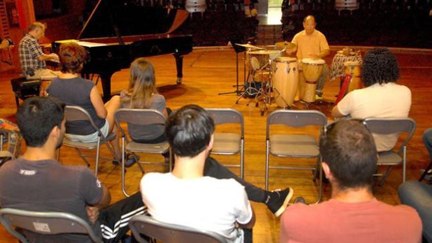 Hugo Fattoruso y Tomohiro Yahiro, ayer en el Conservatorio. | santi blanco
