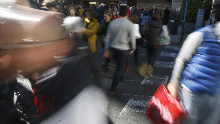 Imagen de una calle comercial de Alicante durante las rebajas de 2018