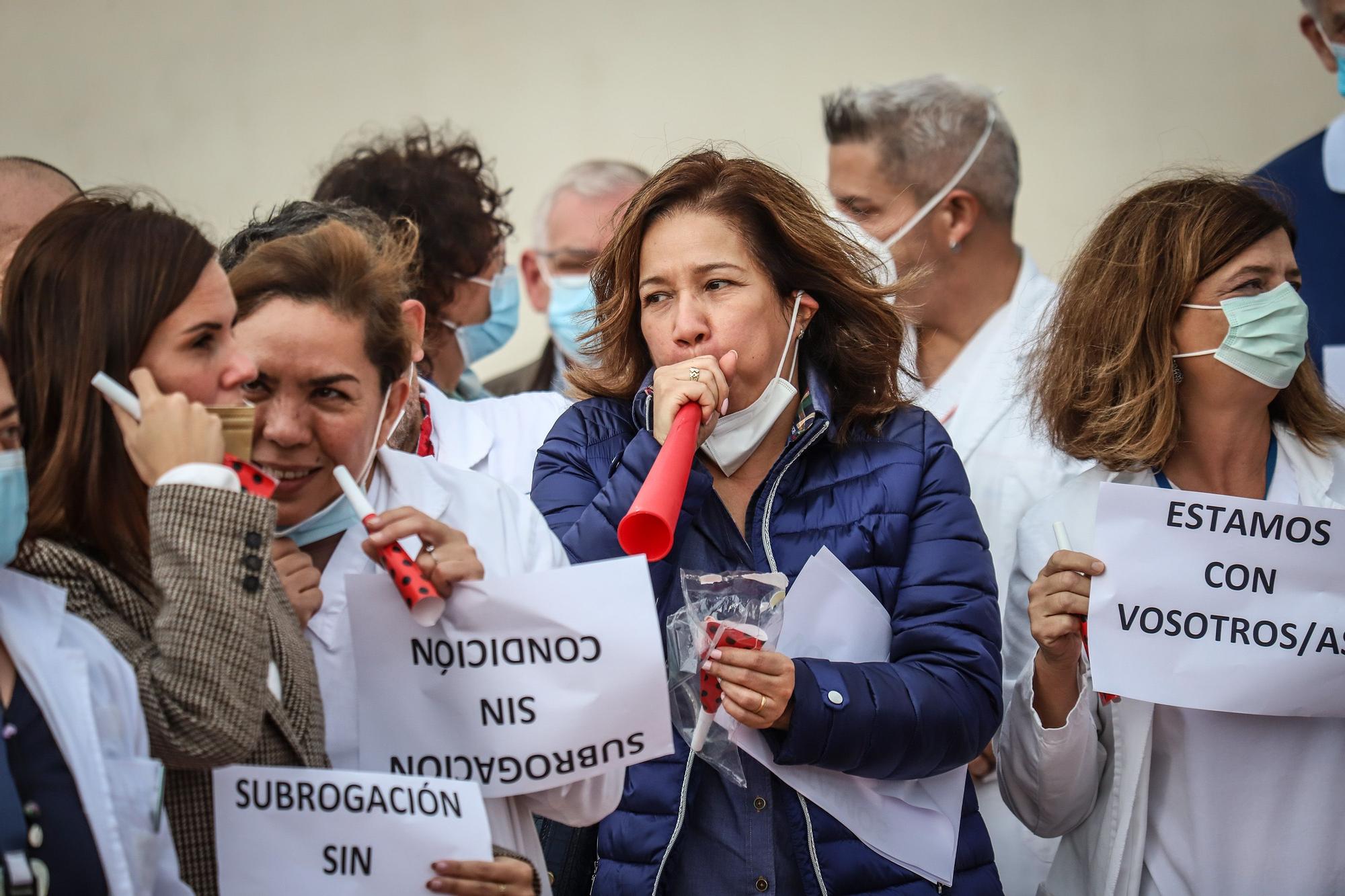 Protesta de los médicos sin MIR a las puertas del Hospital Universitario de Torrevieja