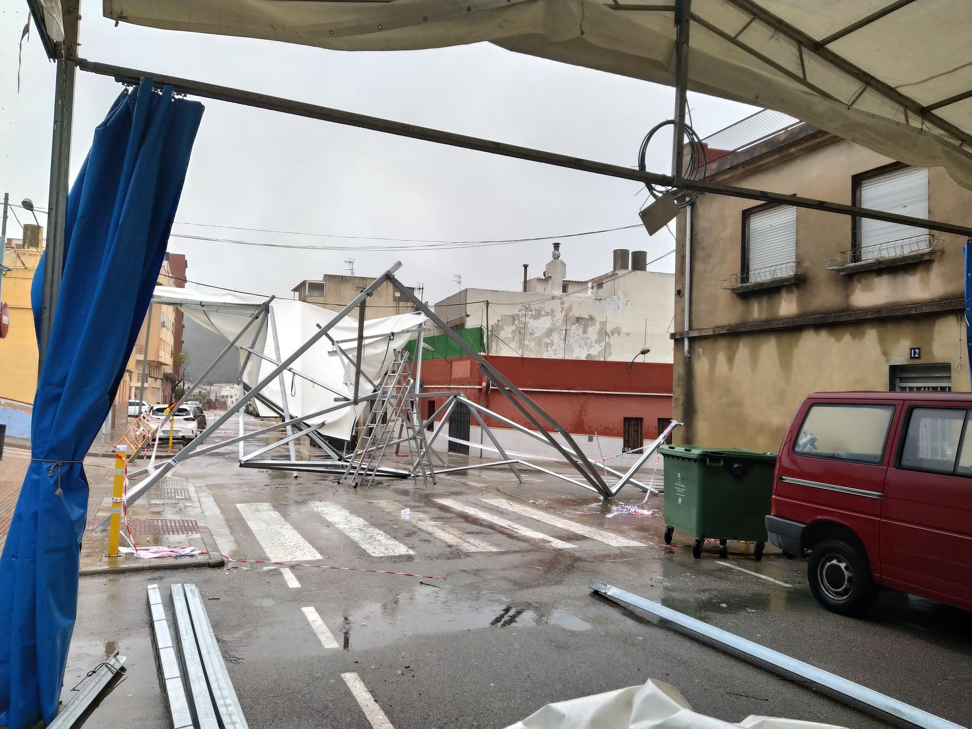 La carpa de la falla la Dula de Tavernes cede por la lluvia