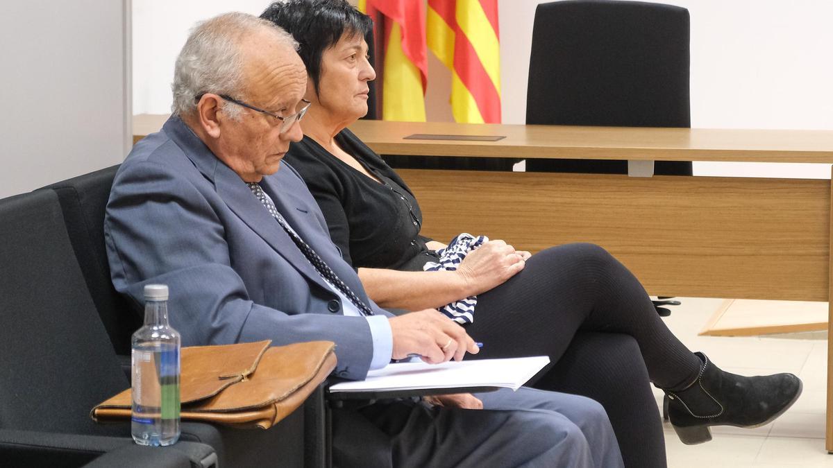 El exsecretario y la exalcaldesa de Monforte en el juicio.