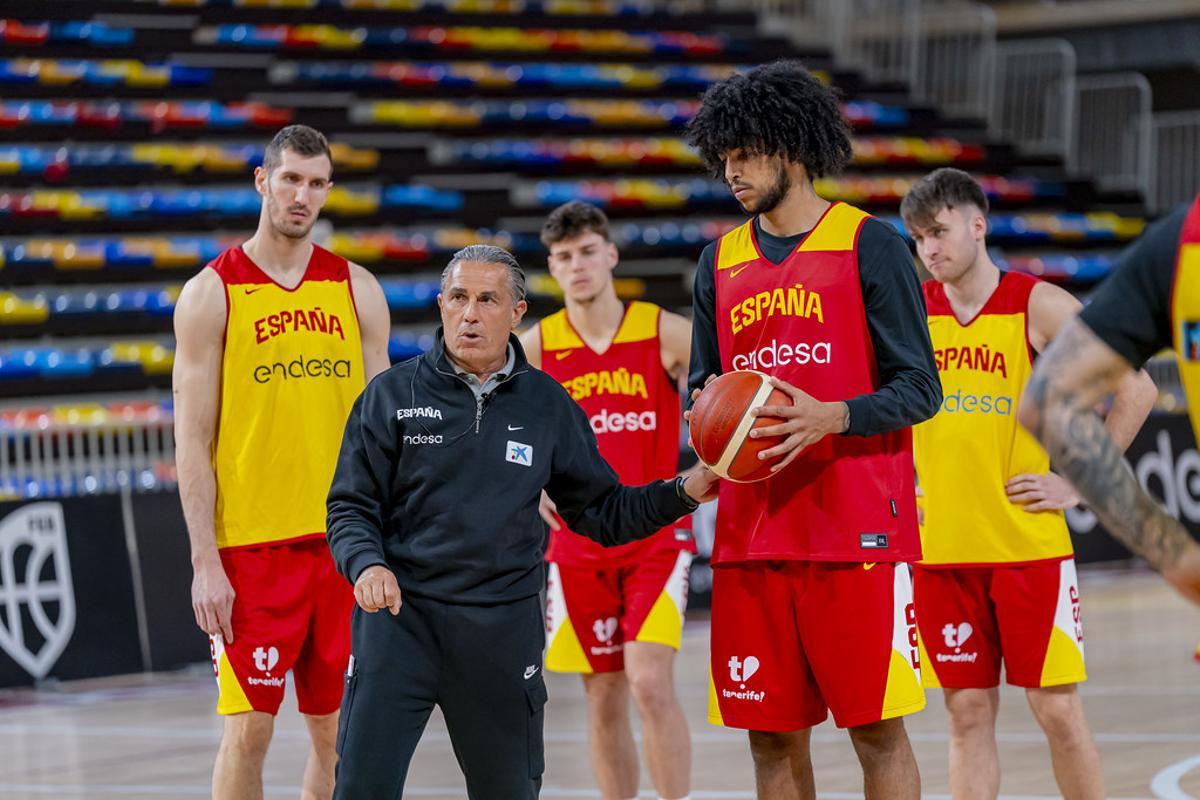 Izan Almansa recibe intrucciones de Sergio Scariolo en la última Ventana de selecciones