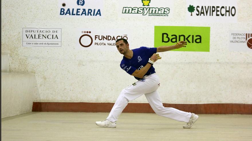 Una imatge poc habitual en la pilota, un mitger executant un rebot.