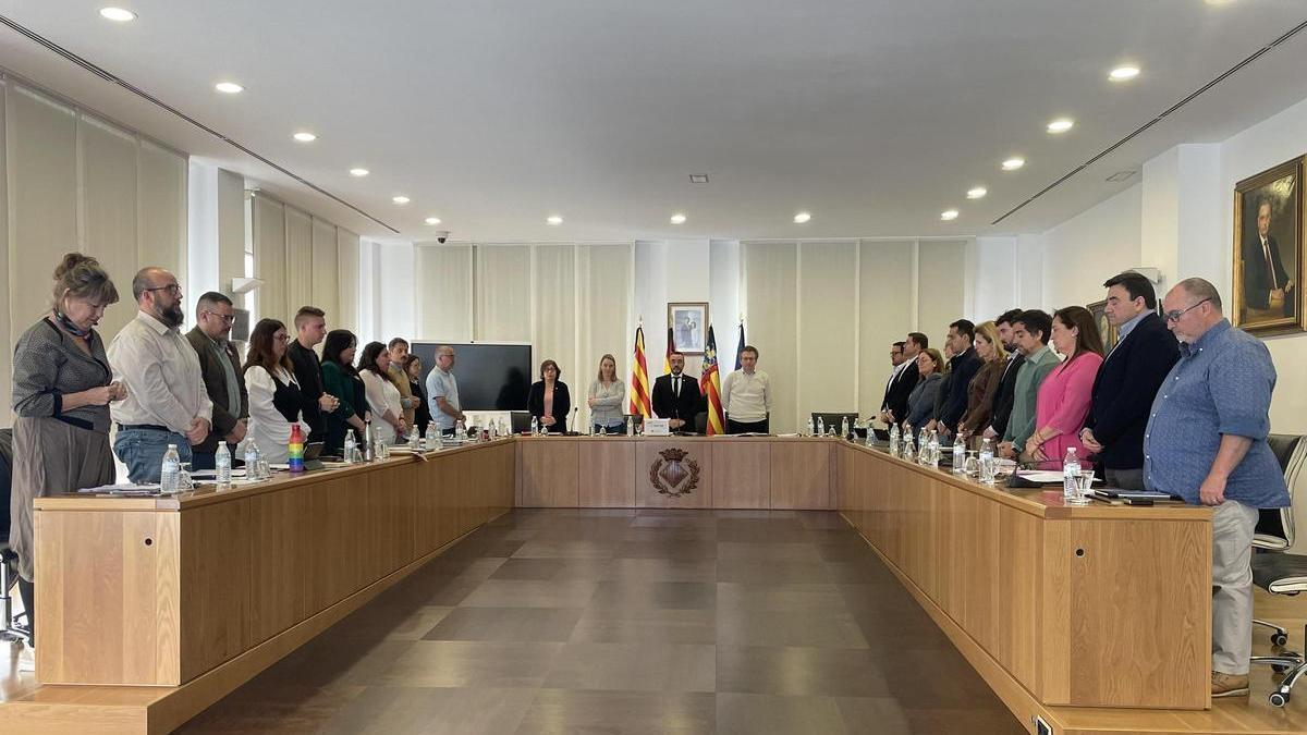 Foto del minuto de silencio que han guardado este jueves en el pleno de Vila-real por la muerte del papa Francisco.