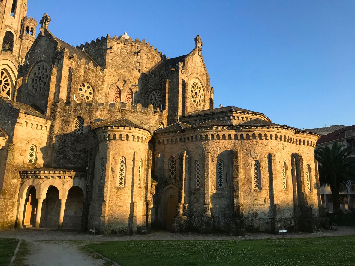Vista a nivel del suelo de la iglesia de Vera Cruz en la ciudad de O Carballiño en Galicia España durante un día soleado de verano