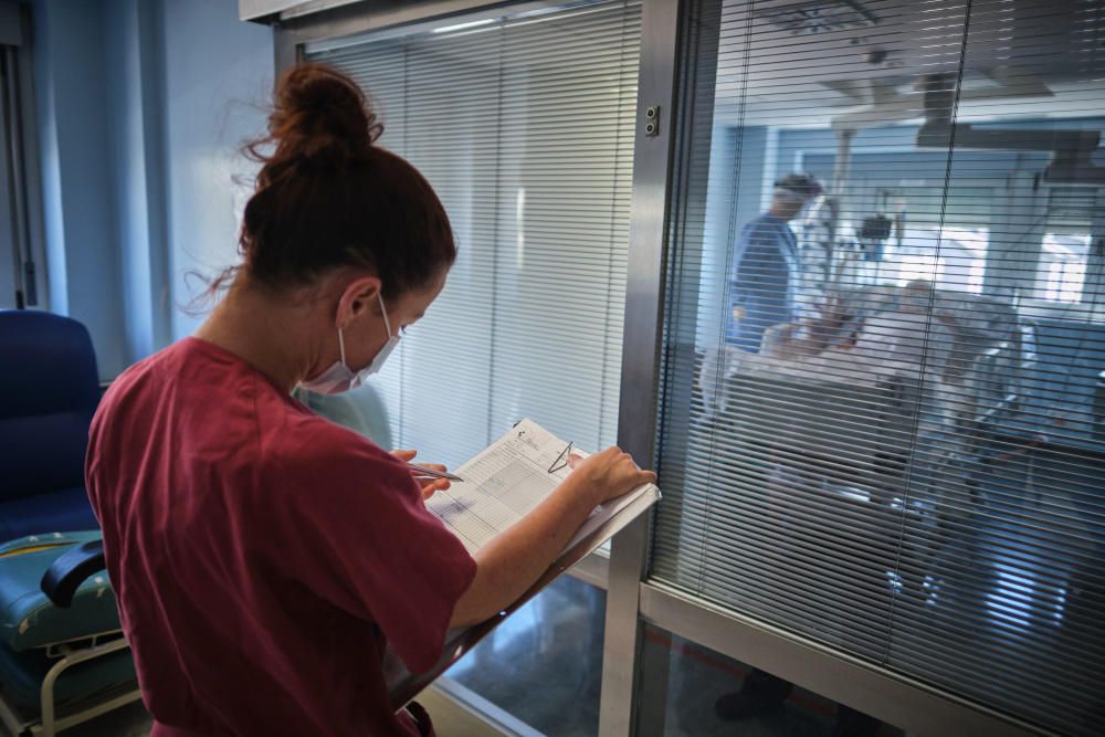 Reportaje sobre la situación en el hospital durante el Covid-19 La Candelaria Mascarillas coronavirus sanitarios test UCI UVI  | 24/04/2020 | Fotógrafo: Andrés Gutiérrez Taberne