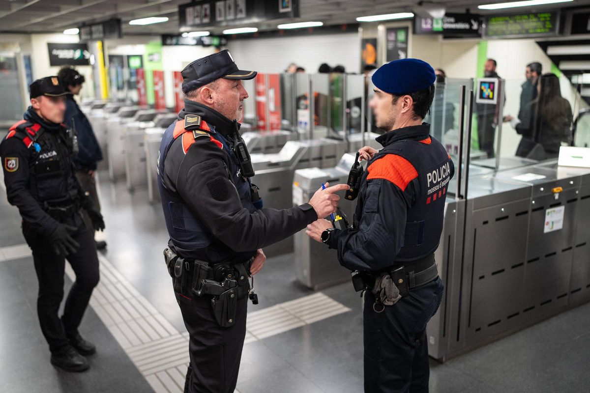 Macrodispositivo de Mossos junto a seguridad de TMB en el Metro de Barcelona