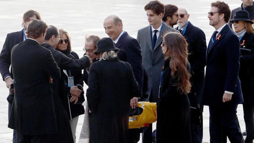 Francis Franco, amb la bandera preconstitucional i rodejat d&#039;altres familiars del dictador