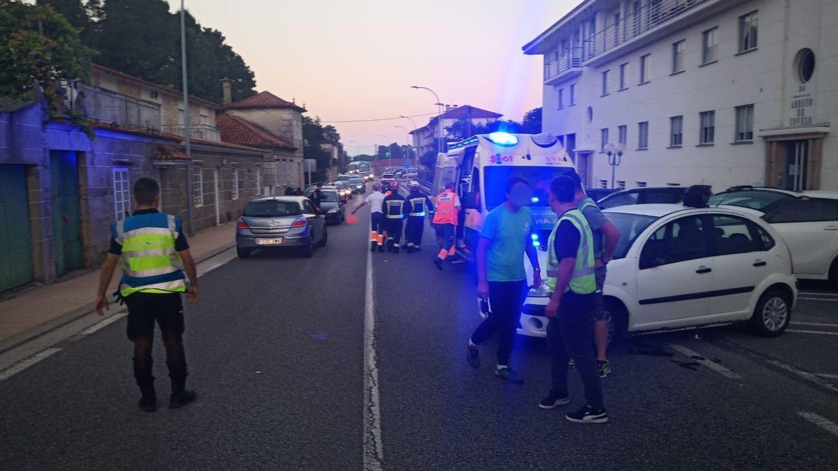 Evacuación de la víctima en el lugar del accidente.