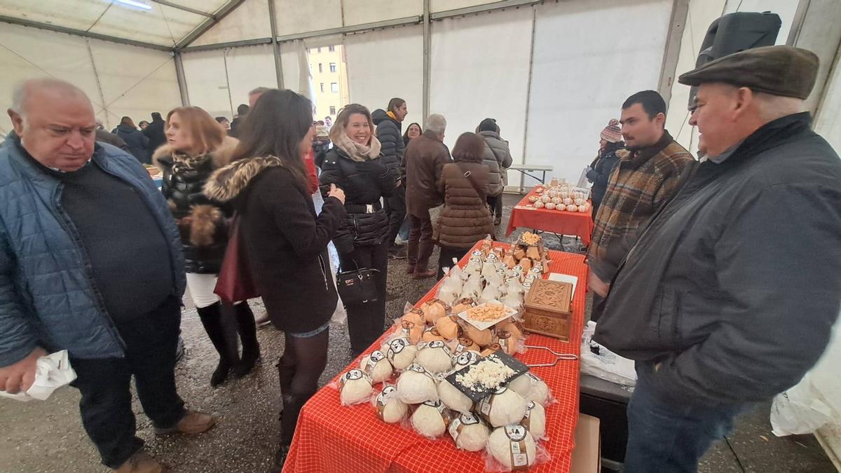 Público y vendedores en el certamen de afuega´l pitu de La Foz de Morcín