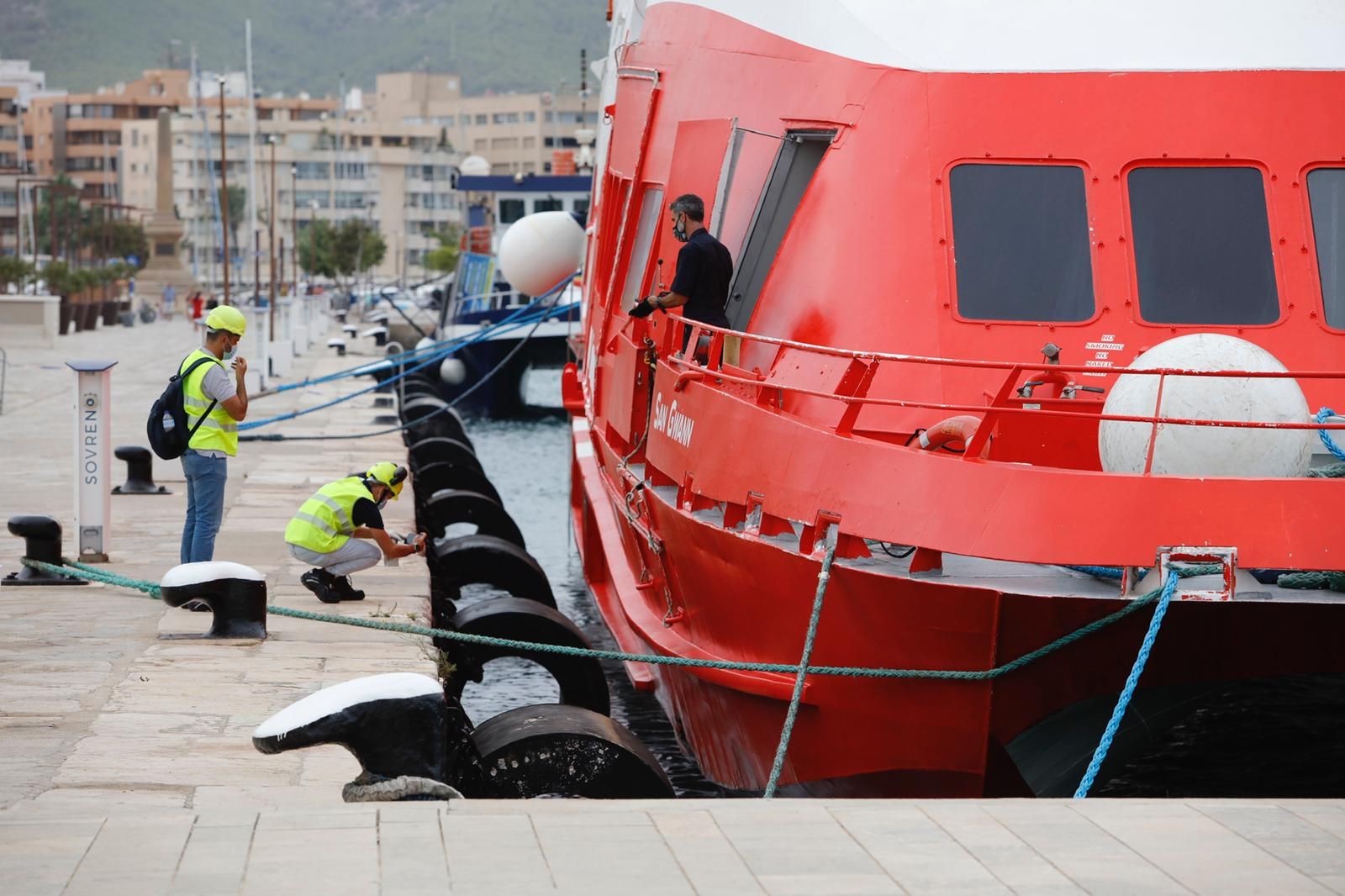El barco accidentado 'San Gwann' llega al puerto de Ibiza