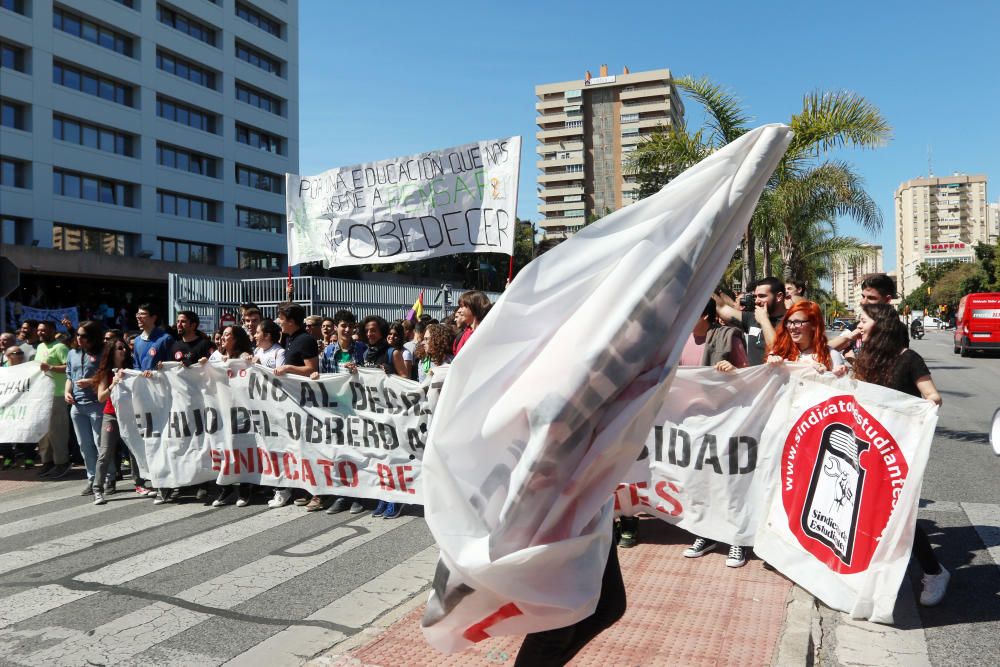 En la segunda de las dos jornadas de huelga, los jóvenes de la capital protagonizan una marcha hasta el Rectorado