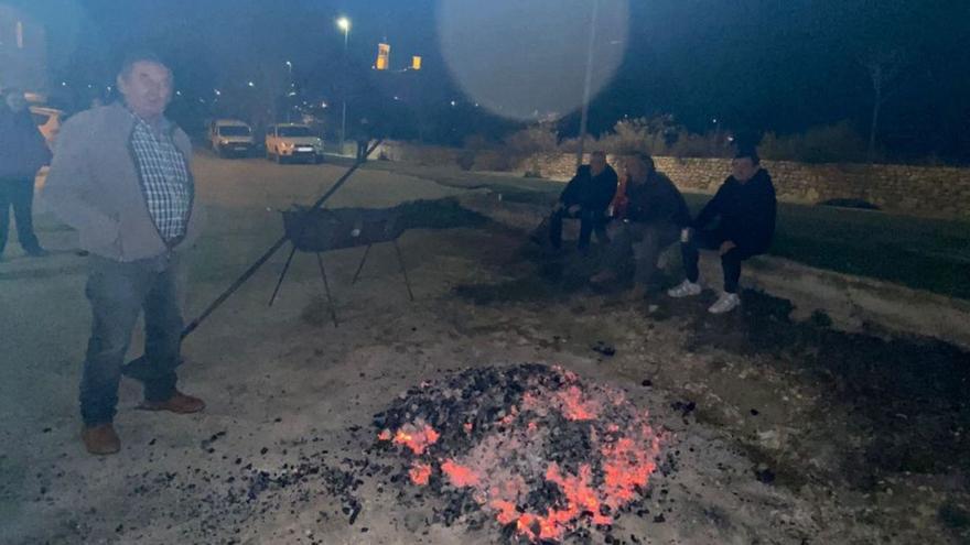 En Letux y Fuendetodos también hubo meriendas a la brasa. | SERVICIO ESPECIAL