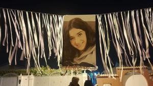 Carteles eh homenaje a la joven Cloe tras el asesinato en Orihuela Costa.
