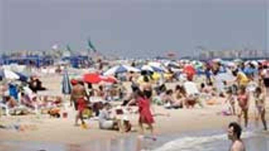 La bandera azul ondeará en 499 playas y 77 puertos españoles el próximo verano