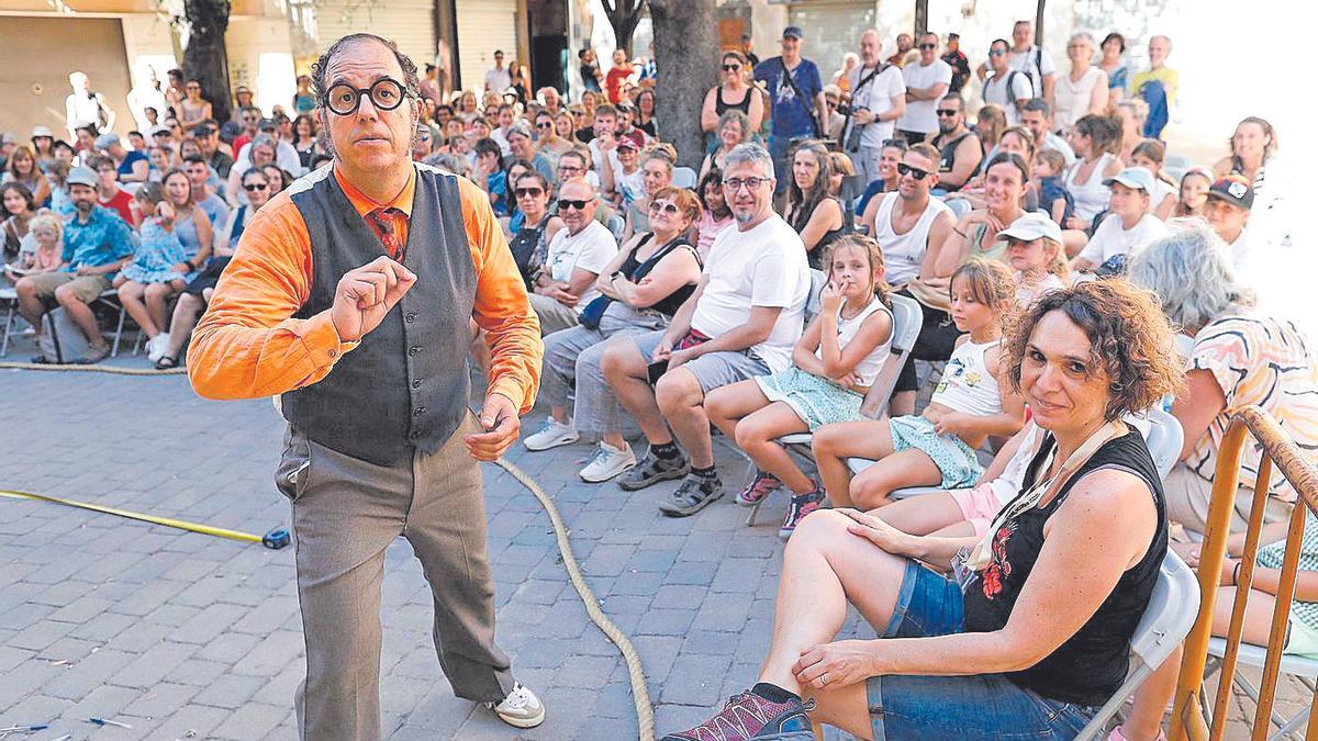 El pallasso Pere Hosta interpetant Disorder a la plaça de la Pietat