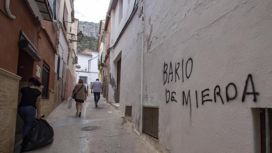 Descubren a un hombre con un andador pintando con spray varias casas de Xàtiva
