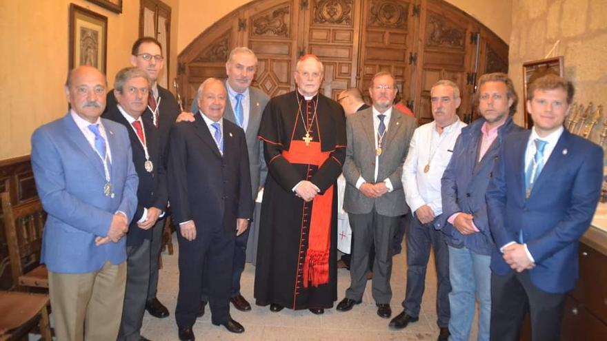 Miembros de la cofradía junto al cardenal Carlos Amigo en 2018.