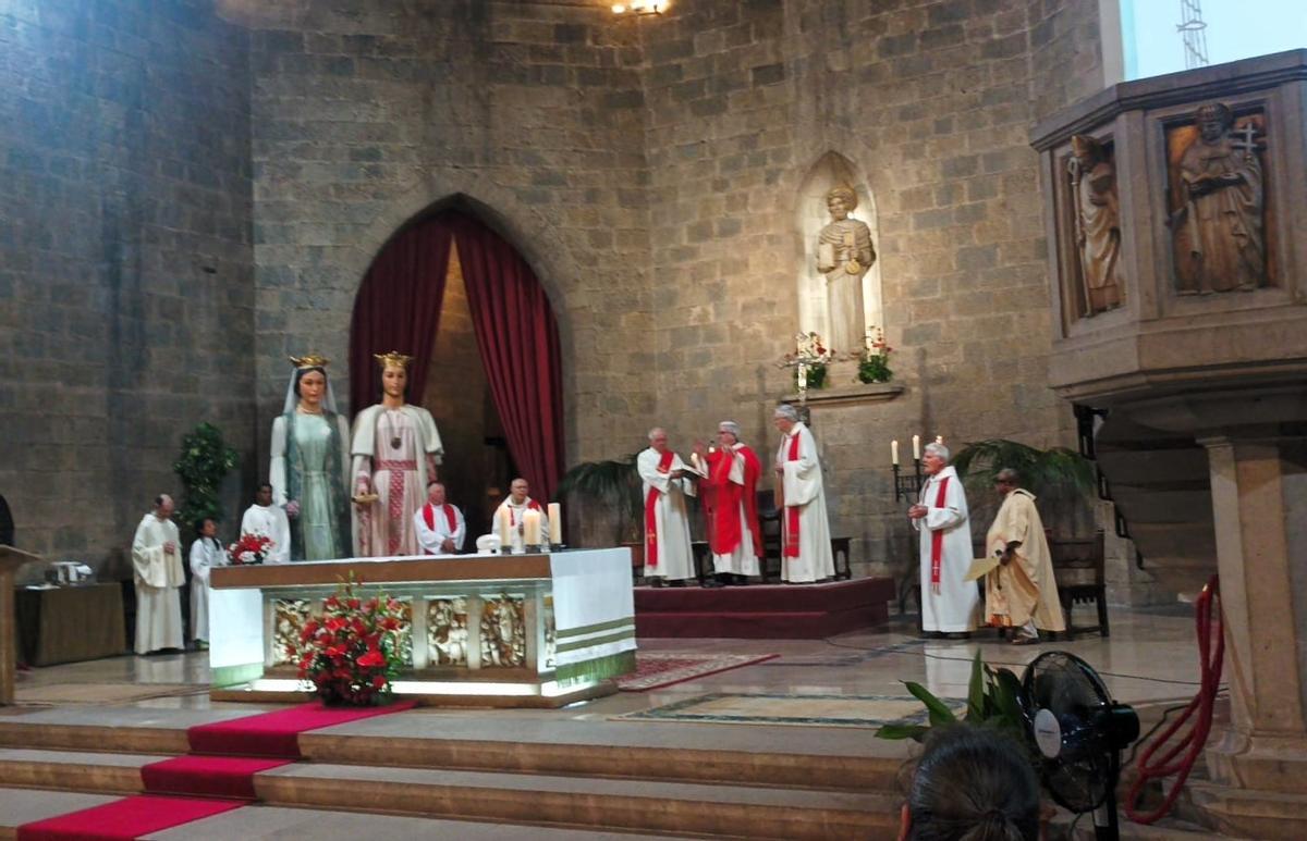 Un moment de la missa celebrada a l'església de Sant Pere de Figueres