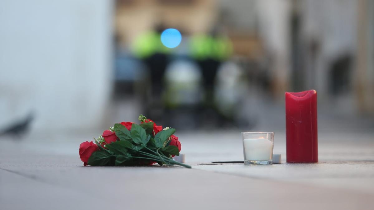 Flores y velas en la plaza en la que ha sido asesinado un sacristán de la Iglesia de La Palma, en Algeciras (Cádiz)