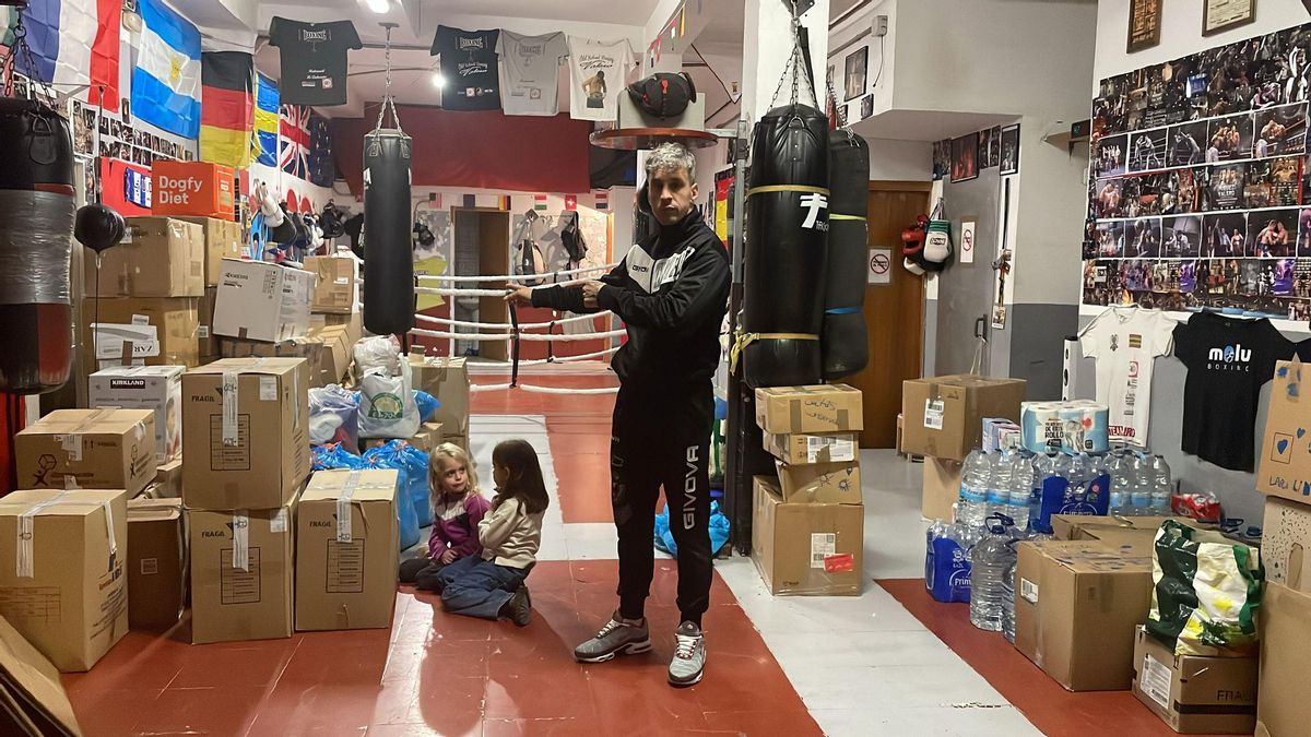 Jonathan Valero, en su gimnasio, este sábado, junto a una parte del material recogido