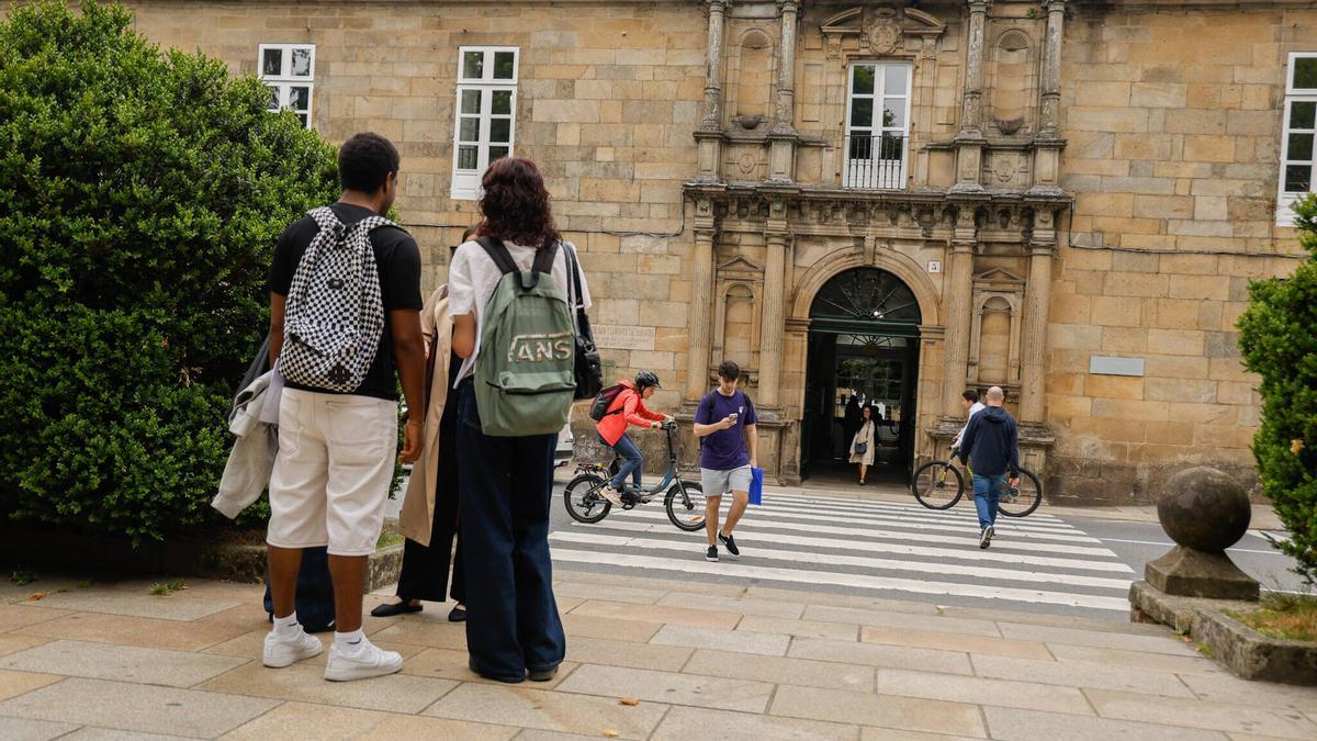 Varios estudiantes en las inmediaciones del Instituto Rosalía de Castro de Santiago.